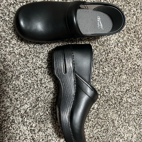 Dansko Black Women's Clogs - Picture 3 of 5